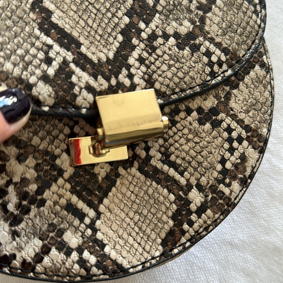 MANGO Crossbody Bag in snake Print - Picture 5 of 11